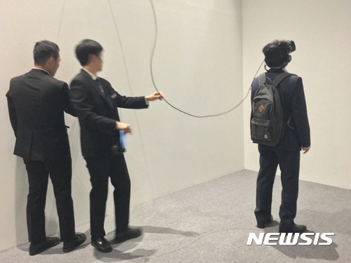 【서울=뉴시스】박현주 기자 = 국립현대미술관 서울관, '불확정성의 원리전'에 선보인 권하윤의 가상현실(VR) 설치작품을 관객이 체험해 보고 있다 