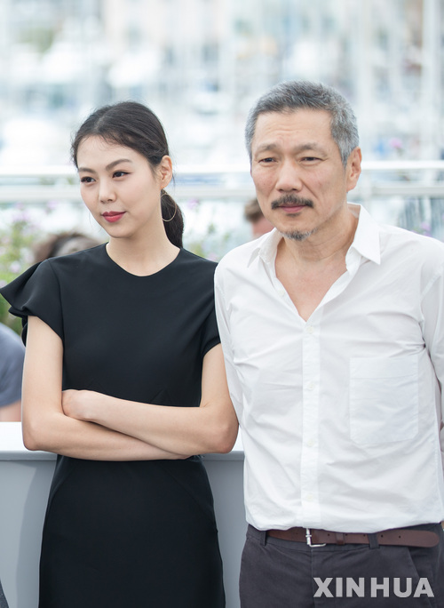 【 칸=신화/뉴시스】제70회 칸 국제영화제 공식 경쟁부문 진출작 '그 후'의 홍상수 감독과 배우 김민희가 22일(현지시간) 사진기자들을 위해 포즈를 취하고 있다. 2017.05.23 