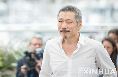 【 칸=신화/뉴시스】제70회 칸 국제영화제 공식 경쟁부문 진출작 '그 후'의 홍상수 감독이 지난해 5월22일(현지시간) 사진기자들을 위해 포즈를 취하고 있다. 2017.05.23