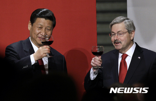 【디모인(미 아이오와주)=AP/뉴시스】 지난 2012년 2월15일 당시 중국 국가 부주석이던 시진핑 현 주석과 미 아이오와 주지사이던 테리 브랜스태드 현 주중 미국 대사가 디모인의 아이오와주 영빈관에서 열린 만찬에서 건배하는 모습. 2017.05.23
