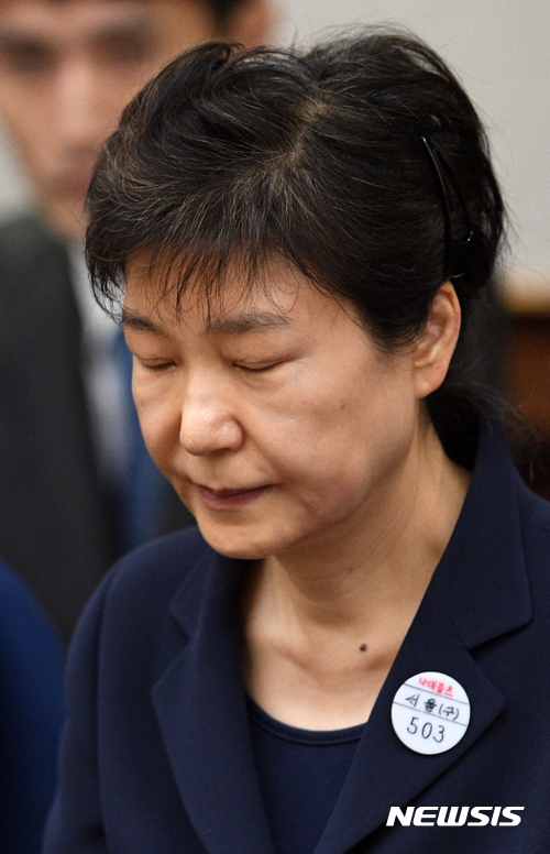 【서울=뉴시스】사진공동취재단 = 박근혜 전 대통령이 23일 왼쪽 옷깃에 수인번호 '503번'을 달고 서울중앙지법 417호 대법정에서 재판 시작을 기다리고 있다.2017.05.23. photo@newsis.com