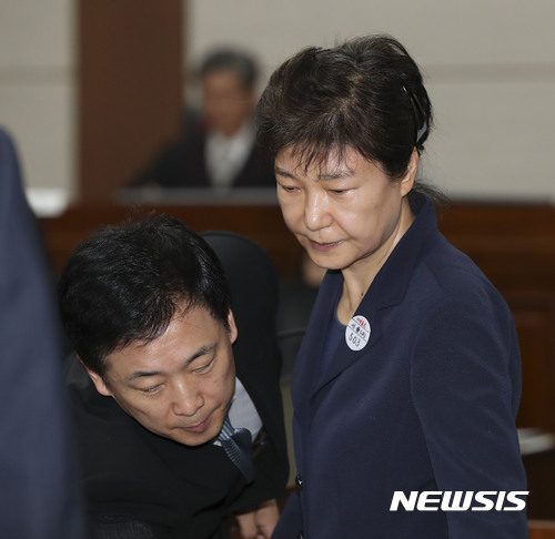 【서울=뉴시스】사진공동취재단 = 뇌물혐의 등으로 구속 기소된 박근혜 전 대통령이 23일 오전 서울 서초동 서울중앙지방법원417호 형사대법정에서 열린 첫 정식재판에 출석하여 유영하 변호사의 안내를 받고 있다.&nbsp; 이날 재판에는 함께 기소된 최순실씨, 신동빈 롯데그룹 회장이 박 전 대통령과 피고인석에 섰다. 2017.05.23.&nbsp; photo@newsis.com