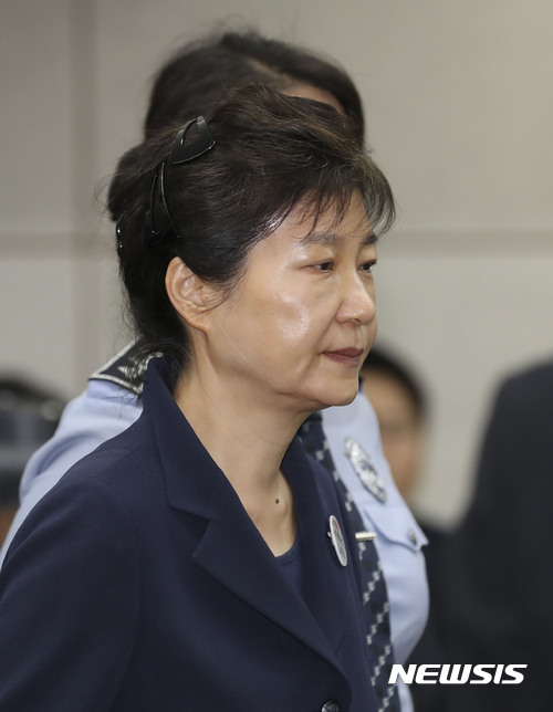 【서울=뉴시스】사진공동취재단 = 뇌물혐의 등으로 구속 기소된 박근혜 전 대통령이 23일 오전 서울 서초동 서울중앙지방법원417호 형사대법정에서 열린 첫 정식재판에 출석하고 있다. 이날 재판에는 함께 기소된 최순실씨, 신동빈 롯데그룹 회장이 박 전 대통령과 피고인석에 섰다. 2017.05.23.  photo@newsis.com