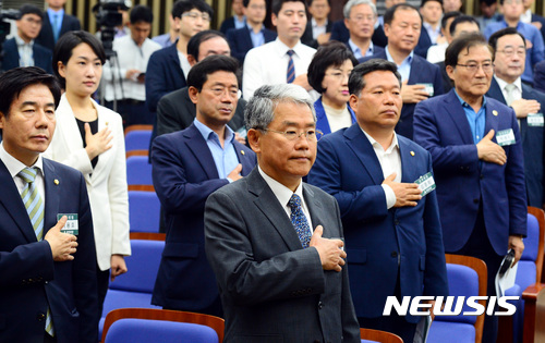 【서울=뉴시스】박영태 기자 = 김동철 국민의당 대표 권한대행 겸 원내대표를 비롯한 당무위원들이 23일 오전 서울 영등포구 여의도 국회에서 진행된 국민의당 제2차 당무위원회의에서 국민의례를 하고 있다. 2017.05.23.  since1999@newsis.com