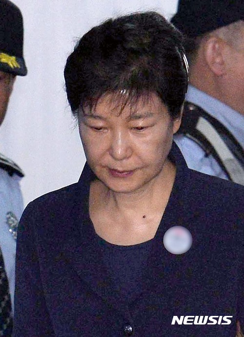 【서울=뉴시스】권현구 기자 = 뇌물 혐의로 재판에 넘겨진 박근혜 전 대통령이 23일 오전 서울 서초구 서울중앙지방법원에서 열린 첫 공판에 출석하기 위해 호송차에서 내려 이동하고 있다. 2017.05.23. photo@newsis.com