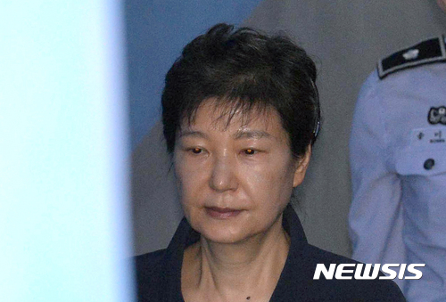 【서울=뉴시스】권현구 기자 = 뇌물 혐의로 재판에 넘겨진 박근혜 전 대통령이 23일 오전 서울 서초구 서울중앙지방법원에서 열린 첫 공판에 출석하기 위해 호송차에서 내려 이동하고 있다. 2017.05.23.&nbsp; photo@newsis.com