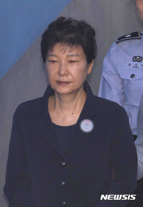 【서울=뉴시스】권현구 기자 = 뇌물 혐의로 재판에 넘겨진 박근혜 전 대통령이 23일 오전 서울 서초구 서울중앙지방법원에서 열린 첫 공판에 출석하기 위해 호송차에서 내려 이동하고 있다. 2017.05.23.&nbsp; photo@newsis.com