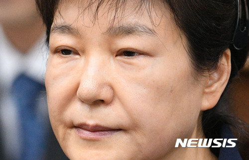 【서울=뉴시스】사진공동취재단 = 박근혜 전 대통령이 23일 서울 서초구 서울중앙지법 417호 대법정에서 재판 시작을 기다리고 있다.&nbsp; 박 전 대통령은 지난 3월 31일 서울구치소에 수감된지 53일만에 모습을 드러냈다. 2017.05.23.&nbsp; photo@newsis.com