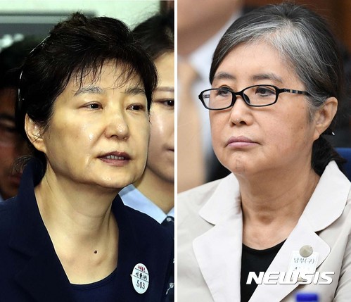 【서울=뉴시스】사진공동취재단 = 첫 여성 대통령이자 최초로 탄핵된 박근혜(왼쪽) 전 대통령과 국정농단 사건 핵심 인물인 최순실씨가 지난 2017년 5월23일 오전 서울 서초구 서울중앙지방법원 417호 대법정에서 열린 첫 공판에 나란히 앉아 있다. 2017.05.23.photo@newsis.com