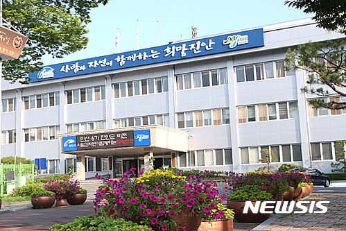 【진안=뉴시스】윤난슬 기자 = 진안군은 여성 농업인의 건강관리와 문화활동을 돕기 위해 여성 농업인 생생카드를 지원하는 사업을 추진한다고 7일 밝혔다.사진은 진안군청 전경 모습. 2018.02.07.(사진=진안군 제공) photo@newsis.com