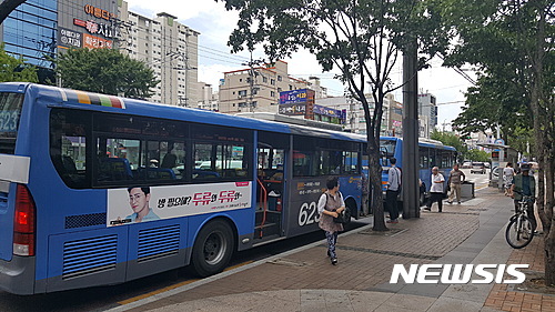 【대구=뉴시스】정창오 기자 = 대구시내버스. 사진은 기사 내용과 직접적인 연관이 없다. 뉴시스DB. 2018.08.07. jco@newsis.com