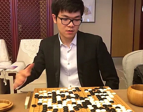 【서울=뉴시스】중국 커제(柯潔) 9단이 23일 저장(浙江) 성 자싱(嘉興) 시 우전(烏鎭)에서 구글 인공지능(AI) 바둑 프로그램 알파고 2.0와 첫 대국을 갖고 있다. 중국 신랑 포털 스포츠 채널 실시간 방송을 캡처한 사진으로 첫 대국을 벌이는 커제 9단.(사진출처: 신랑왕) 2017.05.23
