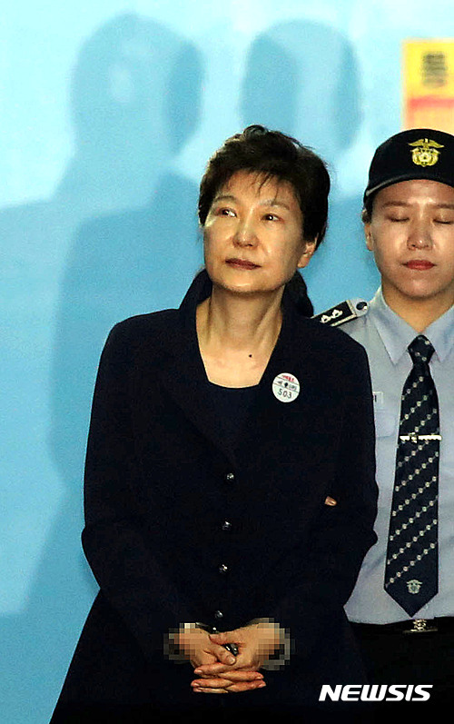 【서울=뉴시스】권현구 기자 = 삼성 등 대기업에서 총 592억원의 뇌물을 받거나 요구·약속한 혐의 등으로 구속기소 된 박근혜 전 대통령이 23일 오후 서울 서초구 서울중앙지법에서 재판을 마친 후 구치소로 향하는 호송차로 이동하고 있다. 2017.05.23.&nbsp;&nbsp;&nbsp; photo@newsis.com