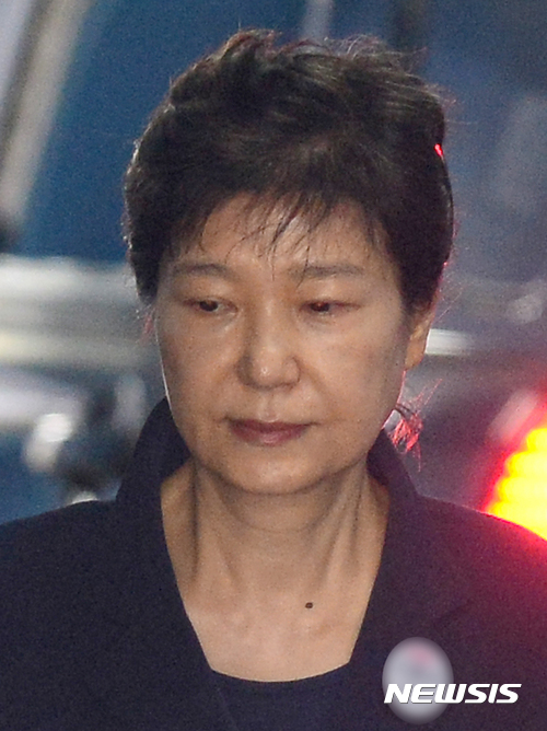 【서울=뉴시스】권현구 기자 = 뇌물 혐의로 재판에 넘겨진 박근혜 전 대통령이 23일 오후 서울 서초구 서울중앙지방법원에서 열린 첫 재판을 마치고 서울구치소로 가는 호송차로 향하고 있다. 2017.05.23.&nbsp; stoweon@newsis.com
