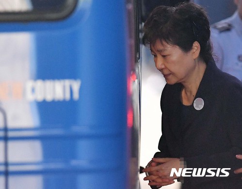 【서울=뉴시스】조성봉 기자 = 박근혜 전 대통령이 지난해 5월23일 서울 서초구 서울중앙지법에서 열린 국정농단 1차 공판을 마치고 서울구치소로 향하기 위해 호송차량에 오르고 있다. 2017.05.23.&nbsp; photo@newsis.com