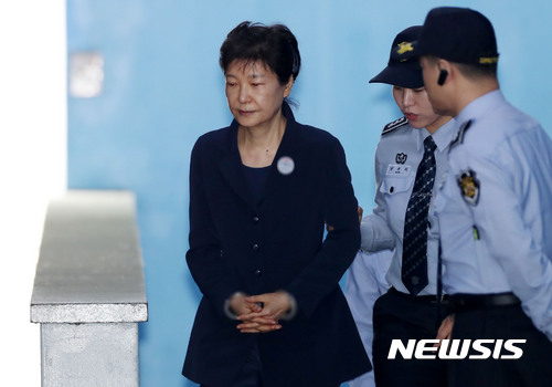【서울=뉴시스】권현구 기자 = 뇌물 혐의로 재판에 넘겨진 박근혜 전 대통령이 23일 오후 서울 서초구 서울중앙지방법원에서 열린 첫 재판을 마치고 서울구치소로 가는 호송차로 향하고 있다. 2017.05.23. photo@newsis.com
