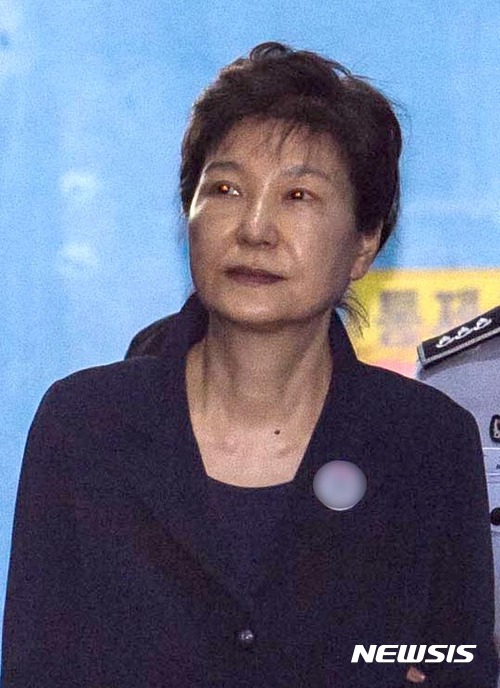 【서울=뉴시스】권현구 기자 = 뇌물 혐의로 재판에 넘겨진 박근혜 전 대통령이 23일 오후 서울 서초구 서울중앙지방법원에서 열린 첫 재판을 마치고 서울구치소로 가는 호송차로 향하고 있다. 2017.05.23.&nbsp; photo@newsis.com