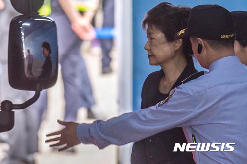 【서울=뉴시스】권현구 기자 = 뇌물 혐의로 재판에 넘겨진 박근혜 전 대통령이 23일 오후 서울 서초구 서울중앙지방법원에서 열린 첫 재판을 마치고 서울구치소로 가는 호송차로 향하고 있다. 2017.05.23.&nbsp; photo@newsis.com