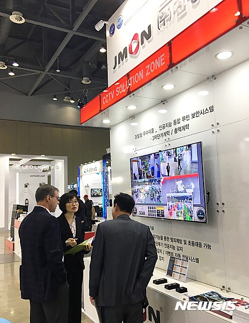 【대구=뉴시스】김덕용 기자 = 지난달 일산 킨텍스에서 열린 'KOPPEX 2017'에 참여한 권오복 진명아이앤씨 대표가 자사 부스를 방문한 해외 바이어에게 설명을 하고 있다. 2017. 05. 23.&nbsp; (사진=대구테크노파크 제공)&nbsp;&nbsp;&nbsp; photo@newsis.com