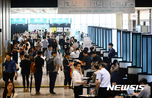 【서울=뉴시스】임태훈 기자 = 23일 오후 서울 서대문구 연세대학교 신촌 캠퍼스에서 열린 스타트업 취업박람회 '청년채용 페스티벌'에서 구직자들이 다양한 스타트업 기업 부스를 살펴보고 있다.&nbsp; 청년위원회, 중소기업청, 청년희망재단, 연세대학교 등 14개 민·관기관이 스타트업과 구직자를 매칭하는 이번 박람회에는 미미박스, 플리토, 직방, 와디즈 등 민간으로부터 성장 가능성을 인정받은 유망 스타트업 101개사가 참여했다. 2017.05.23.&nbsp; taehoonlim@newsis.com