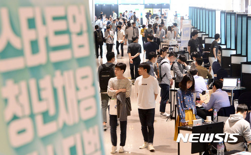 【서울=뉴시스】임태훈 기자 = 23일 오후 서울 서대문구 연세대학교 신촌 캠퍼스에서 열린 스타트업 취업박람회 '청년채용 페스티벌'에서 구직자들이 다양한 스타트업 기업 부스를 살펴보고 있다.&nbsp; 청년위원회, 중소기업청, 청년희망재단, 연세대학교 등 14개 민·관기관이 스타트업과 구직자를 매칭하는 이번 박람회에는 미미박스, 플리토, 직방, 와디즈 등 민간으로부터 성장 가능성을 인정받은 유망 스타트업 101개사가 참여했다. 2017.05.23. taehoonlim@newsis.com