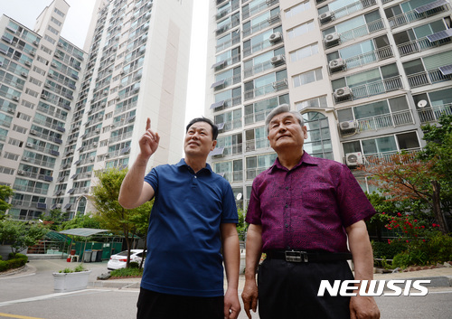 【서울=뉴시스】김진아 기자 = 민한식(오른쪽) 관리소장, 이용수 동대표회장이 23일 서울 동대문구 청량리동 '홍릉동부아파트'에서 취재진에게 설명을 하고 있다.&nbsp; 총 4개동 371세대로 이뤄진 청량리동 '홍릉동부아파트'는 '태양광 미니발전소 전 세대 설치'라는 의미 있는 사업이 펼쳐지고 있다. 현재 전체 371세대 가운데 338세대(91%)에 태양광 미니발전소 설치가 완료된 상태다. 2017.05.24.&nbsp; bluesoda@newsis.com 