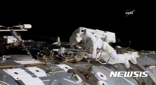 【AP/뉴시스】지구 상공 약 400㎞ 위에 떠있는 국제우주정거장에서 2017년 5월23일 긴급 통신 문제가 발생해 미 우주비행사 잭 피셔가 우주 공간으로 나와 안테나를 설치하고 있다. 이곳에는 6명의 비행사가 상주하고 있다. 2017. 5. 23. 