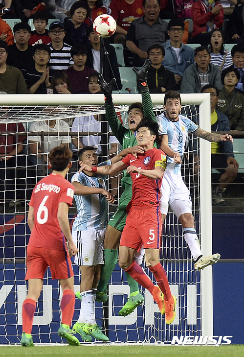 【전주=뉴시스】최진석 기자 = 23일 오후 전북 전주시 전주월드컵경기장에서 열린 '국제축구연맹(FIFA) U-20 월드컵 코리아 2017' A조 조별리그 2차전 대한민국과 아르헨티나의 경기. 대한민국 송범근이 아르헨티나 선수들과 공중볼 다툼을 하고 있다. 2017.05.23. myjs@newsis.com