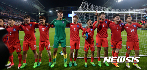 【전주=뉴시스】고범준 기자 = 23일 오후 전북 전주시 전주월드컵경기장에서 열린 \'국제축구연맹(FIFA) U-20 월드컵 코리아 2017\' A조 조별리그 2차전 대한민국과 아르헨티나의 경기, 한국이 2-1로 승리를 거뒀다. 경기 종료 후 이승우를 비롯한 선수들이 관중들과 함께 기뻐하고 있다. 2017.05.23. bjko@newsis.com