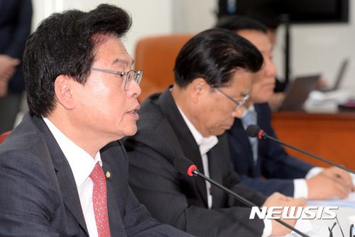 【서울=뉴시스】배훈식 기자 = 24일 오전 서울 여의도 국회 자유한국당 대표 회의실에서 열린 주요당작자회의에 참석한 정우택 대표 권한대행 겸 원내대표가 모두발언하고 있다.&nbsp; 정 대행은 이낙연 국무총리 후보자에 대해 문재인 대통령이 공약한 고위공직자 5대 원천 배제 요인 중 4가지 의혹을 가지고 있다고 비난했다. 2017.05.24.&nbsp; dahora83@newsis.com