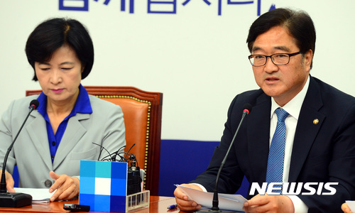 【서울=뉴시스】박영태 기자 = 우원식(오른쪽) 더불어민주당 원내대표가 24일 오전 서울 영등포구 여의도 국회 당대표 회의실에서 진행된 더불어민주당 최고위원회의에서 모두발언을 하고 있다. 2017.05.24. since1999@newsis.com