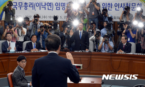 【서울=뉴시스】박영태 기자 = 이낙연 국무총리 후보자가 24일 오전 서울 영등포구 여의도 국회에서 진행된 국무총리 임명동의에 관한 인사청문특별위원회에서 선서를 하고 있다. 2017.05.24. since1999@newsis.com