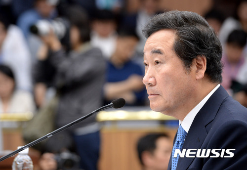 【서울=뉴시스】배훈식 기자 = 24일 오전 서울 여의도 국회 제3회의장에서 열린 국무총리 임명동의에 관한 인사청문특별위원회에 참석한 이낙연 후보자가 의원 질의를 듣고 있다. 2017.05.24.&nbsp; dahora83@newsis.com 