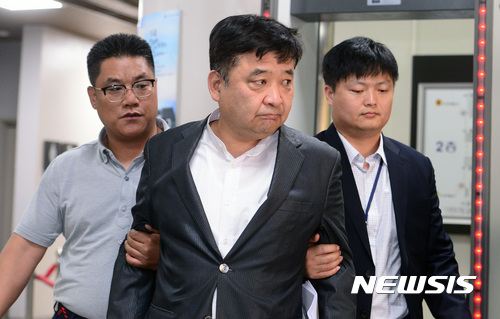 【서울=뉴시스】김선웅 기자 = 박근혜 전 대통령 탄핵 반대 집회에서 폭력 시위 등을 주도한 혐의로 구속영장이 신청된 정광용 박근혜를사랑하는모임(박사모) 회장이 24일 오후 서울 서초구 서울중앙지방법원에서 열린 영장실질심사(구속 전 피의자심문)을 마친 후 법정을 나와 종로경찰서로 향하고 있다. 2017.05.24.&nbsp; mangusta@newsis.com