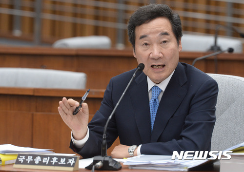 【서울=뉴시스】배훈식 기자 = 24일 오전 서울 여의도 국회 제3회의장에서 열린 국무총리 임명동의에 관한 인사청문특별위원회에 참석한 이낙연 후보자가 답변하고 있다. 2017.05.24.&nbsp; dahora83@newsis.com