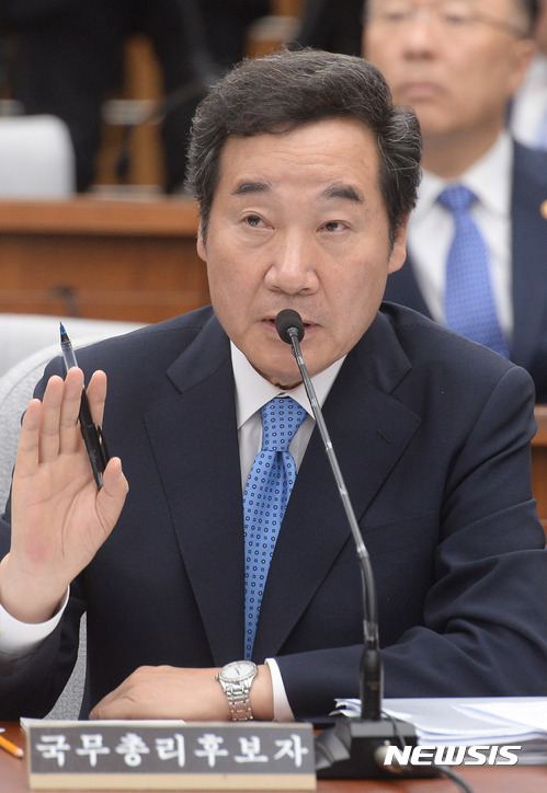 【서울=뉴시스】배훈식 기자 = 24일 오전 서울 여의도 국회 제3회의장에서 열린 국무총리 임명동의에 관한 인사청문특별위원회에 참석한 이낙연 후보자가 답변하고 있다. 2017.05.24.&nbsp; dahora83@newsis.com