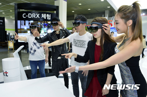 【서울=뉴시스】최동준 기자 = 24일 서울 삼성동 코엑스에서 열린 '월드 IT 쇼 2017'을 찾은 시민들이 KT의 5G VR 체험을 하고 있다. 2017.05.24.&nbsp; photocdj@newsis.com