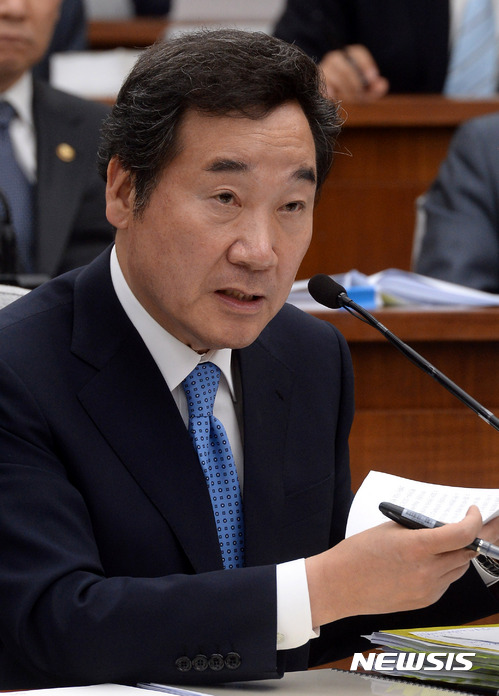 【서울=뉴시스】배훈식 기자 = 24일 오후 서울 여의도 국회 제3회의장에서 열린 국무총리 임명동의에 관한 인사청문특별위원회에 참석한 이낙연 후보자가 의원 질의에 답변하고 있다. 2017.05.24.&nbsp; dahora83@newsis.com 
