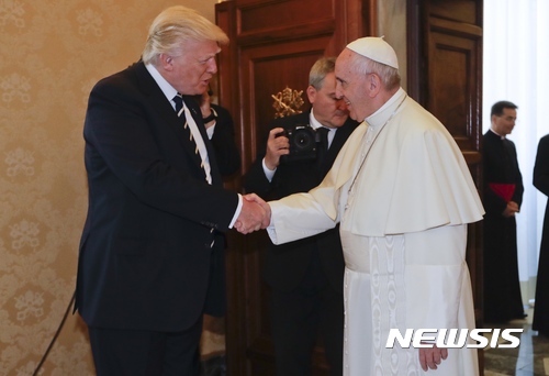 [바티칸시티=AP/뉴시스]프란치스코 교황(오른쪽)이 2017년 5월24일(현지 시각) 바티칸시티에서 도널드 트럼프 미 대통령과 만나 악수하고 있다. 2017.5.24