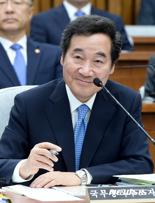 【서울=뉴시스】이영환 기자 = 24일 오후 서울 여의도 국회 제3회의장에서 열린 국무총리 임명동의에 관한 인사청문특별위원회에 참석한 이낙연 후보자가 여야 의원들의 질의에 답하며 미소짓고 있다. 2017.05.24.&nbsp; 20hwan@newsis.com