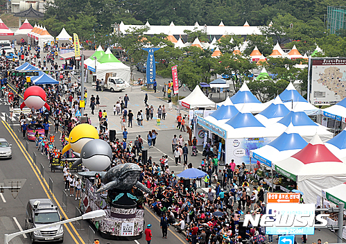 【울산=뉴시스】구미현 기자 = 울산시 남구는 자치구 승격 20주년을 맞아 25일부터 28일까지 나흘간 장생포 일원에서 울산고래축제가 열린다고 24일 밝혔다. 지난해 축제 퍼레이드 장면. 2017.05.24. (사진=울산시 남구 제공)   photo@newsis.com