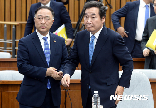 【서울=뉴시스】이영환 기자 = 지난해 5월24일 오후 서울 여의도 국회 제3회의장에서 열린 국무총리 임명동의에 관한 인사청문특별위원회에 참석한 이낙연(오른쪽) 후보자 와 홍남기 국무조정실장이 청문회 종료 후 의원들과 인사를 하기 위해 이동하고 있다. 2017.05.24.&nbsp; 20hwan@newsis.com