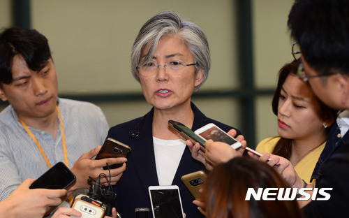 【인천공항=뉴시스】임태훈 기자 = 강경화 외교부장관 후보자가 25일 새벽 인천국제공항을 통해 귀국한 후 취재진의 질문에 답변하고 있다.   유엔 사무총장 정책특보로 유엔본부에서 일해온 강 후보자는 서울 도렴동 외교부 청사 인근에 사무실을 마련해 청문회를 준비할 것으로 전해졌다. 2017.05.25.   taehoonlim@newsis.com