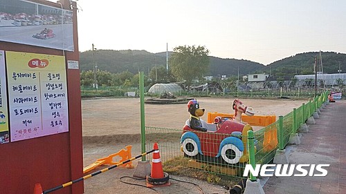 【대구=뉴시스】김덕용 기자 = 한국수자원공사 자회사인 워터웨이플러스가 달성군 강정고령보 일대 국유지에 놀이시설을 위탁 운영한 것으로 밝혀져 물의를 빚고 있다. 사진은 달성군 강정고령보 주차장 옆 국유지에 어린이놀이 시설과 불법가설 건축물이 세워져 있다. 2017. 05. 25.    kimdy@newsis.com 