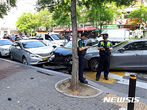 【고양=뉴시스】이경환 기자 = 25일 오전 7시25분께 경기 고양시 일산동구 장항동 왕복 4차선 도로에서 A(20)씨가 몰던 마세라티 차량이 중앙선을 침범해 지나가던 SM6 차량을 들이받은 뒤 정차해 있던 택시를 잇따라 추돌하는 사고가 났다. 2017.05.25.(사진=독자 제공)   lkh@newsis.com 