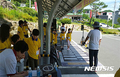 【대구=뉴시스】정창오 기자 =대구시는 오는 27일 팔공산 시민안전테마파크에서 '아빠·엄마와 함께하는 안전캠프'를 운영한다고 25일 밝혔다. 사진은 지난해 안전캠프의 교통안전 체험모습이다. 2017.05.25.(사진=대구시 제공)   photo@newsis.com  