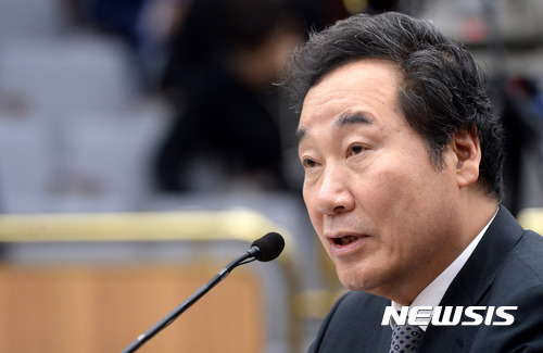 【서울=뉴시스】배훈식 기자 = 25일 오전 서울 여의도 국회 제3회의장에서 열린 국무총리 임명동의에 관한 인사청문특별위원회에 참석한 이낙연 후보자가 의원 질의에 답변하고 있다. 2017.05.25.&nbsp; dahora83@newsis.com