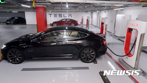 【서울=뉴시스】이영환 기자 = 25일 오전 서울 강남구 그랜드 인터컨티넨탈 서울 파르나스에서 테슬라 모델S 90D와 급속충전기 '수퍼 차저'가 공개되고 있다.&nbsp; 테슬라에서 공급하는 급속 충전기 '수퍼 차저'로 테슬라 모델S 90D 기준 75분이면 완전 충전이 가능하다. 2017.05.25.&nbsp; 20hwan@newsis.com