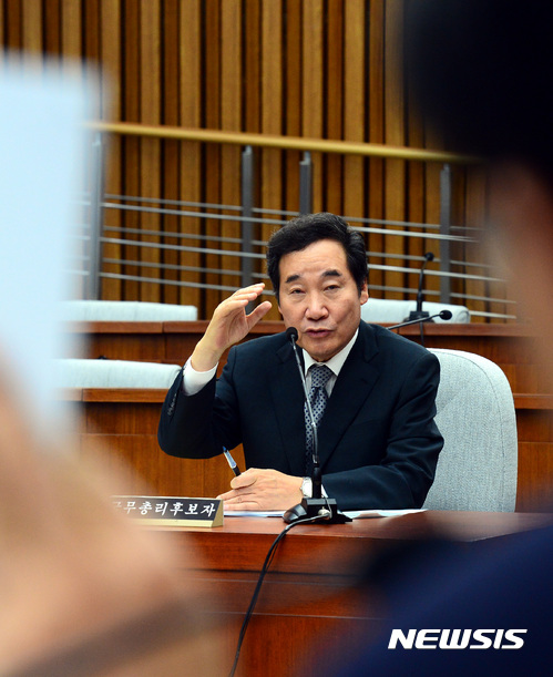 【서울=뉴시스】박영태 기자 = 25일 오전 서울 여의도 국회 제3회의장에서 열린 국무총리 임명동의에 관한 인사청문특별위원회에 참석한 이낙연 후보자가 김광수 국민의당 의원 질의에 답변하고 있다. 2017.05.25. since1999@newsis.com
