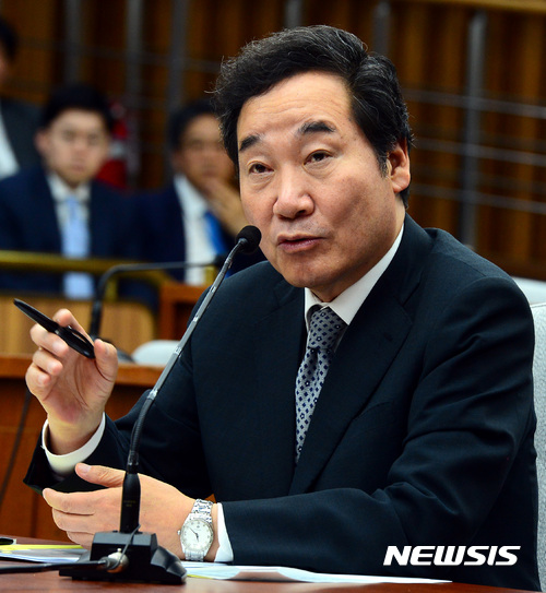 【서울=뉴시스】박영태 기자 = 25일 오전 서울 여의도 국회 제3회의장에서 열린 국무총리 임명동의에 관한 인사청문특별위원회에 참석한 이낙연 후보자가 의원 질의에 답변하고 있다. 2017.05.25. since1999@newsis.com